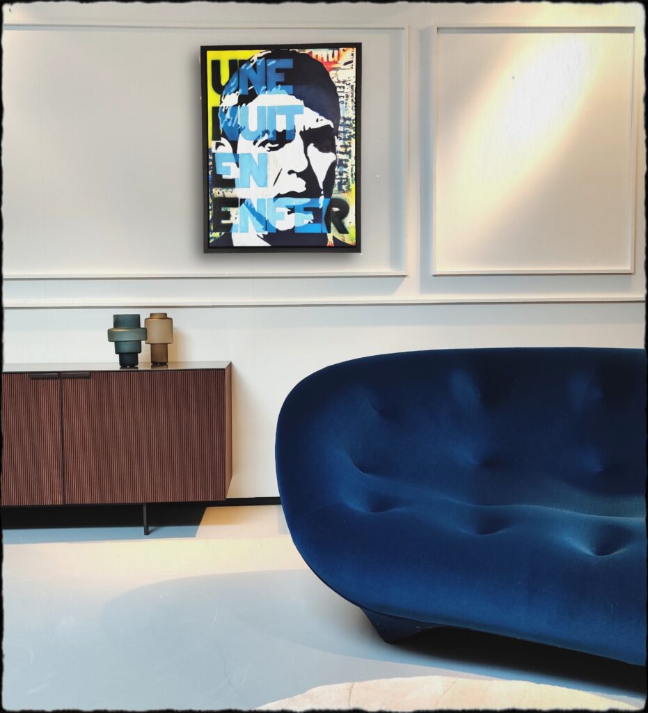 Pop-art schilderij aan wand in huiselijke setting.