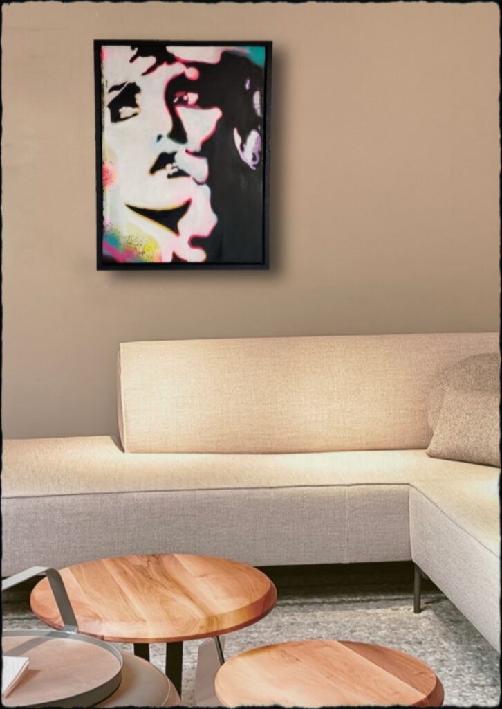 Mixed media schilderij  met pop-art portret in huiselijke setting