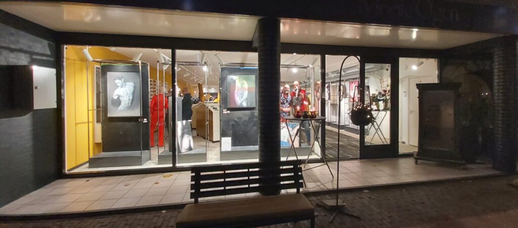 <ooie Ogen etalage presentatie met kunst van Ruud van Straten