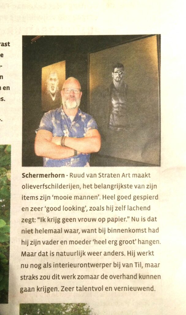 Krantenartikel over kunstenaar Ruud van Straten met foto van de kunstenaar naast figuratieve olieverfschilderijen tijdens een kunstexpositie.