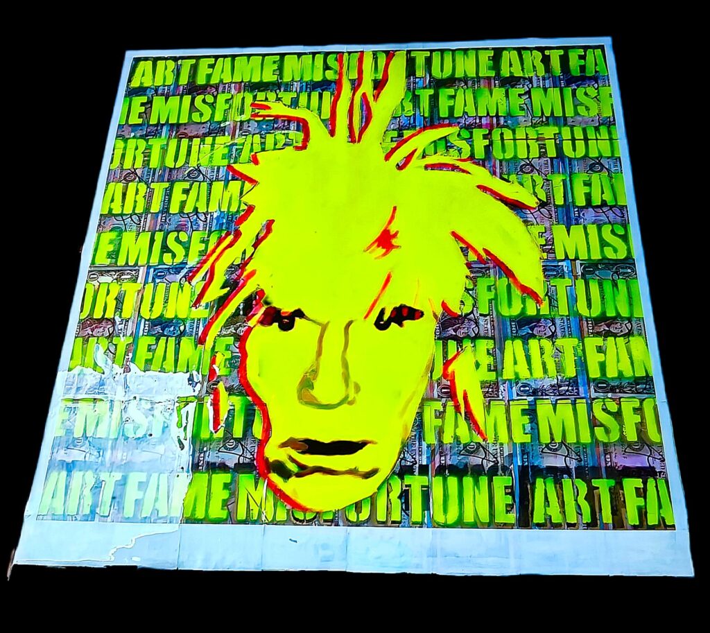 Fluorescerend geel pop-art portret tegen een achtergrond van herhalende teksten en collage-elementen. Mixed-media kunstwerk met invloeden van street art, consumptiecultuur en iconische portretkunst.