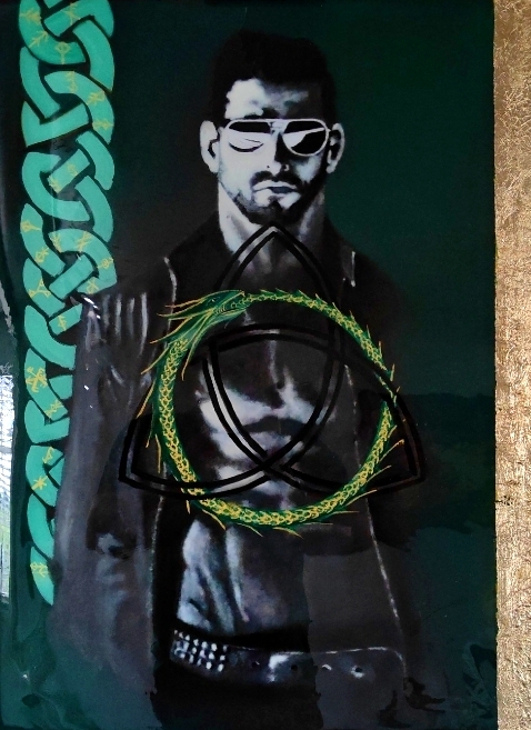 Monochroom portret met zonnebril, omlijst door een Keltische vlecht en een drievoudig symbool met een groene slang. Mixed-media kunstwerk waarin identiteit, mythologie en symboliek samenkomen.
