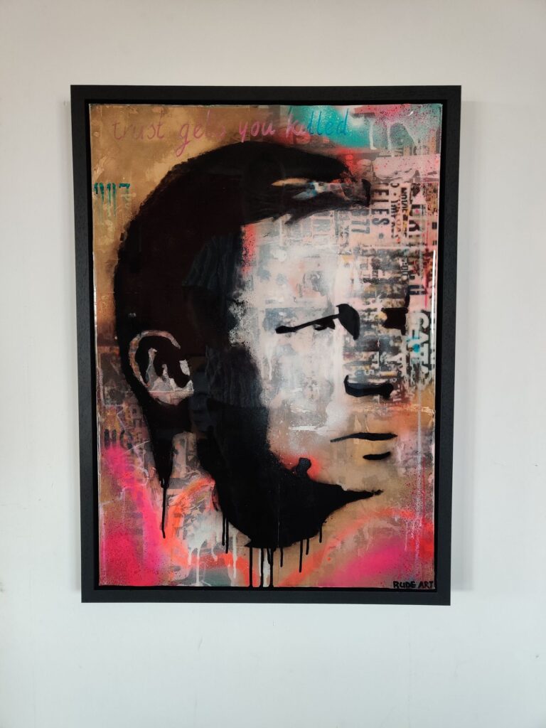 Mixed-media portret geïnspireerd door Daniel Craig, opgebouwd uit gelaagde collage-elementen, street art invloeden en subtiele goud- en roze accenten. Hedendaags portret waarin identiteit en transformatie centraal staan.