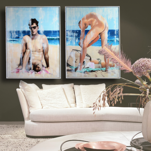 Eigentijds figuratief tweeluik van Ruud van Straten met zomerse strandscènes en een verfijnd kleurenpalet van blauw, zand en zachtroze. Deze kunstwerken combineren menselijke vorm, licht en sfeer in een moderne interieursetting.