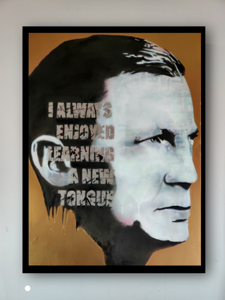 Expressief mixed-media portret van acteur Daniel Craig, uitgevoerd in een combinatie van stencilkunst, street art en typografie. Monochroom gezicht tegen een warme gouden achtergrond met de tekst "Always Enjoyed Learning a New Tongue".