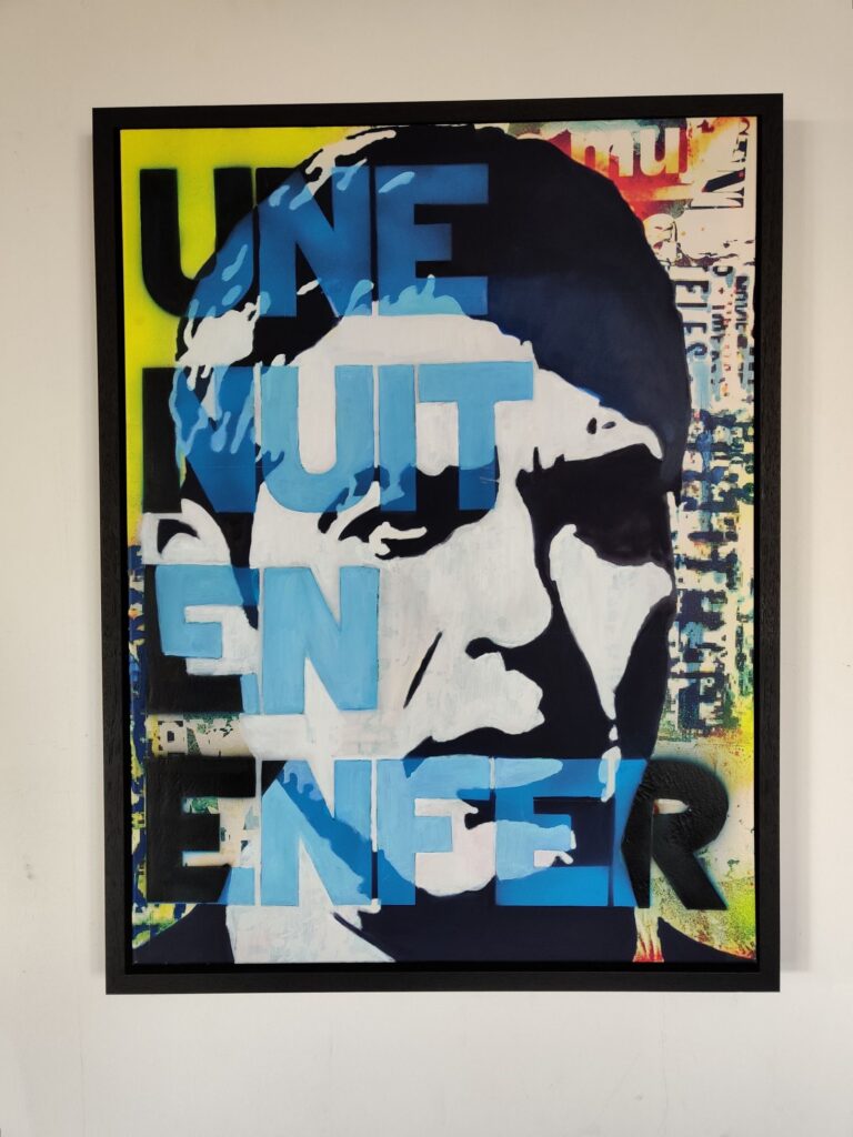 Grafisch mixed-media portret geïnspireerd door een iconisch filmkarakter uit de cultfilm From Dusk Till Dawn. Street art, typografie en krachtige contrasten in zwart, wit en blauw vormen een expressief hedendaags kunstwerk.