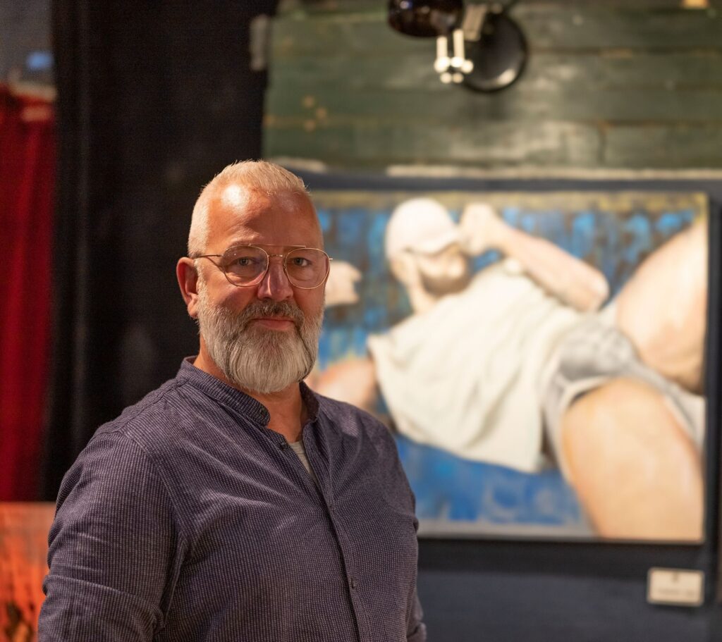 Ruud staand voor schilderij The Tired Man