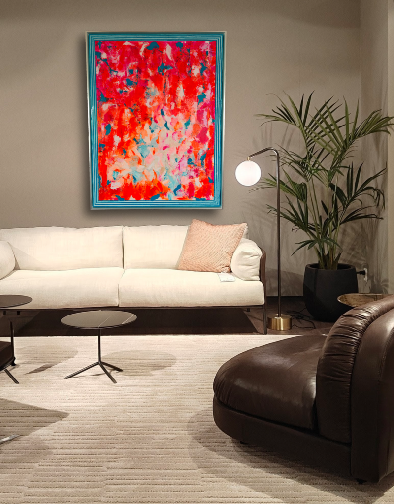 Kleurrijk abstract schilderij in rood, roze, wit en turquoise van Ruud van Straten, gepresenteerd boven een moderne bank in een eigentijds interieur.