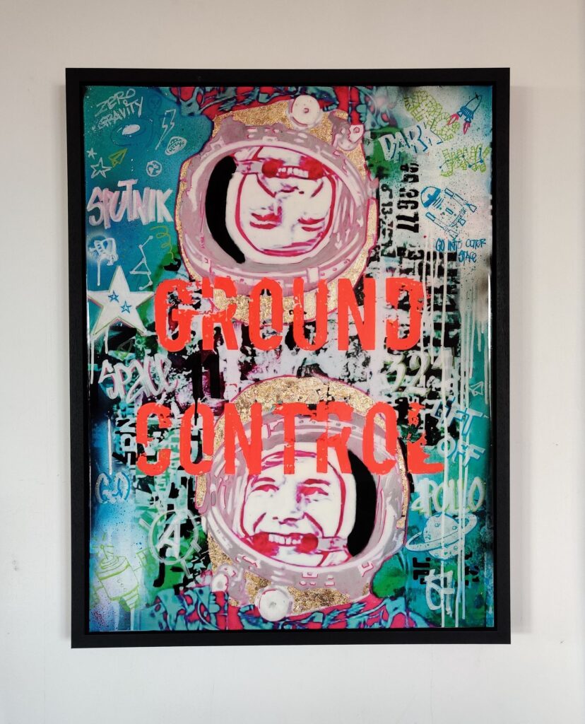 Kleurrijk mixed-media kunstwerk geïnspireerd op kosmonauten en ruimtevaart. Twee astronautenhelmen, graffiti-elementen, typografie en de tekst "Ground Control" verwijzen naar ruimteverkenning en menselijke ambitie.